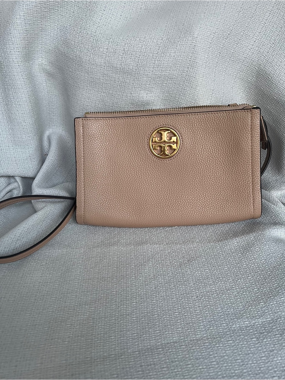 Tory Burch Taupe Pebbled Leather Logo Crossbody with Gold Hardware - Picture 5 of 12